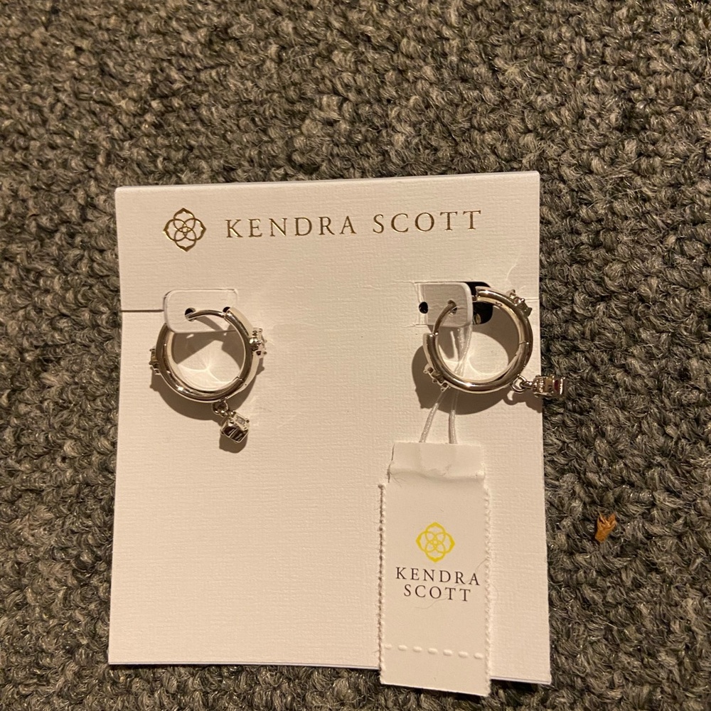 - Kendra Scott Joelle Huggie Hoops NWT - Picture 3 of 4